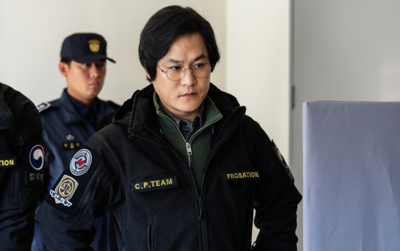 보호관찰관은 사회 내 처분을 받은 범죄자나 출소자를 감독하고 지원하여 재범을 방지하고 사회 적응을 돕는 임무를 수행한다. /사진=넷플릭스 〈무도실무관〉에서 보호관찰관 역할을 맡은 배우 김성균. /사진출처=넷플릭스