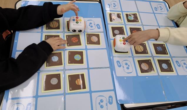 학생들이 코딩 학습 로봇으로 코딩 과정을 체험하고 있다.