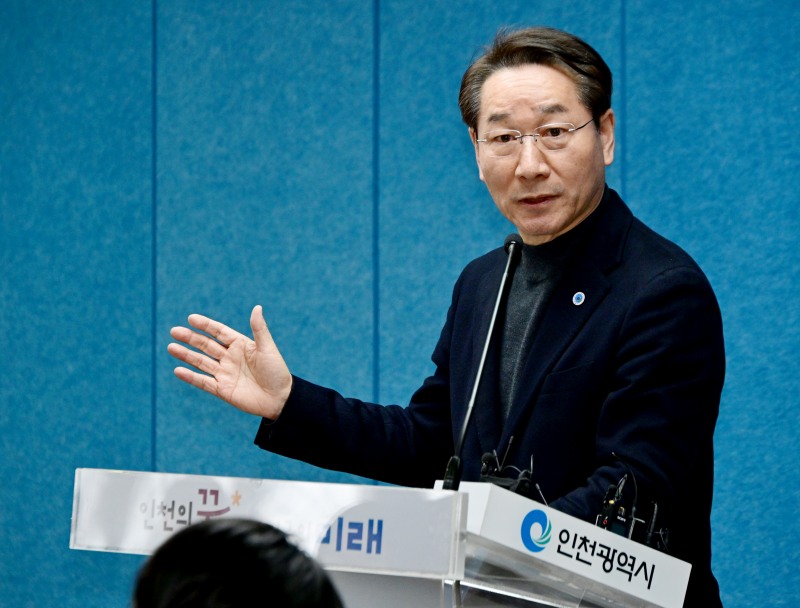 유정복 시장이 인천광역시 브리핑룸에서 연금피크제 도입을 제안하는 긴급 기자회견을 열고 있다.