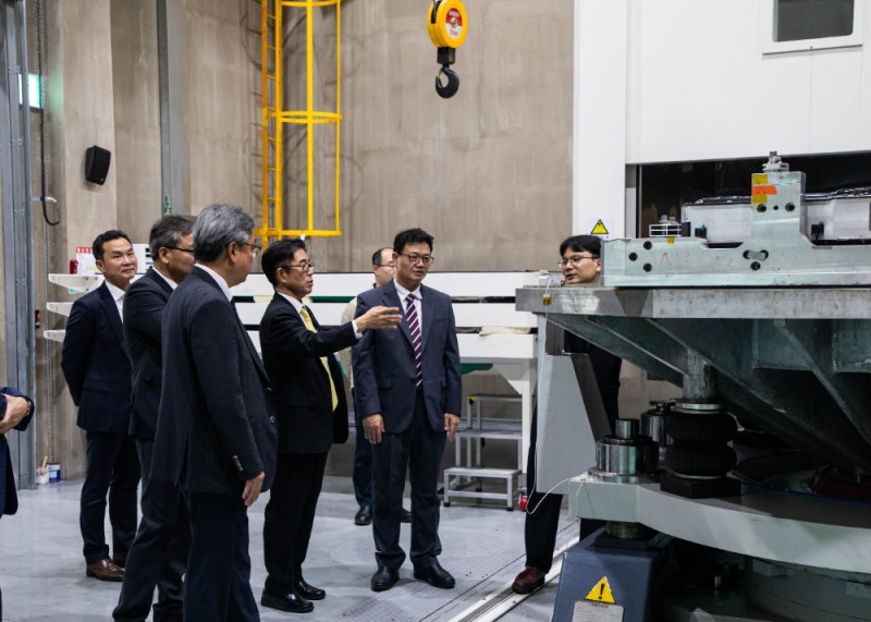 TS 정용식 이사장(좌측부터 4번째)이 2024년 10월 15일 열린 배터리인증제 시범사업 시연회를 참관하고 있다.(사진=TS)