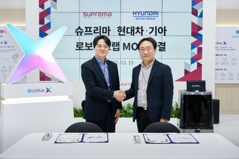 현대차∙기아 로보틱스랩장 현동진 상무(오른쪽)와 슈프리마 김한철 대표(왼쪽)가 업무협약식 후 기념촬영을 하는 모습.(사진=현대자동차)