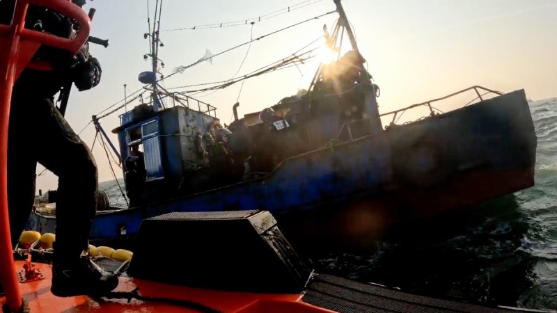 불법조업 중국어선 단속하는 해경(사진=연합뉴스)