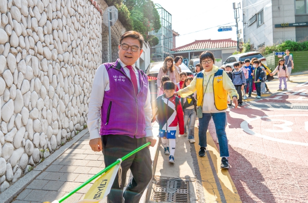 이필형 동대문구청장이 어린이 통학 안전 지도를 하는 모습