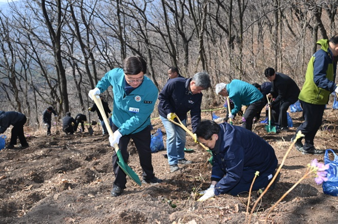 정종복 기장군수(좌측)와 기장군 관계자들이 나무심기 행사를 진행하고 있다.(사진제공=부산 기장군)
