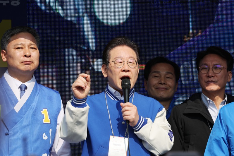 더불어민주당 이재명 대표가 22일 오전 전남 담양군 중앙공원 사거리에서 이재종 후보 지원 유세를 하고 있다. 사진=연합뉴스