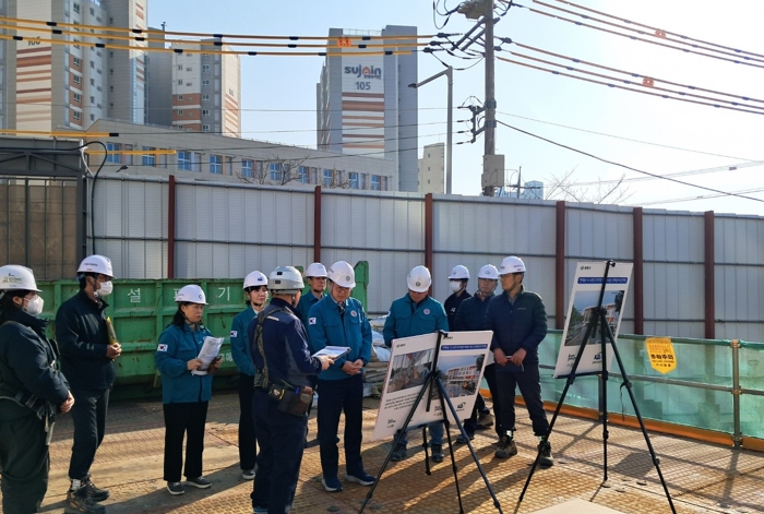 지난 21일 해빙기 취약시설 안전 점검을 실시하는 모습