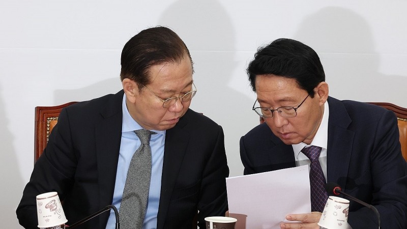 대화하는 권영세 비대위원장과 김상훈 정책위의장(사진=연합뉴스)