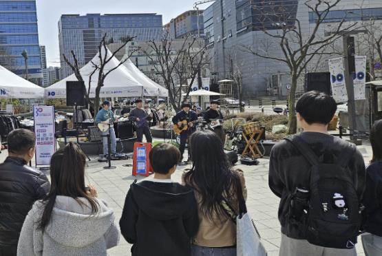 2025년 봄맞이 열린 문화 버스킹 공연 모습