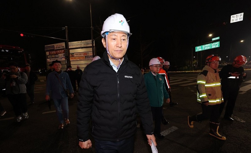 강동구 싱크홀 현장 찾은 오세훈 시장(사진=연합뉴스)