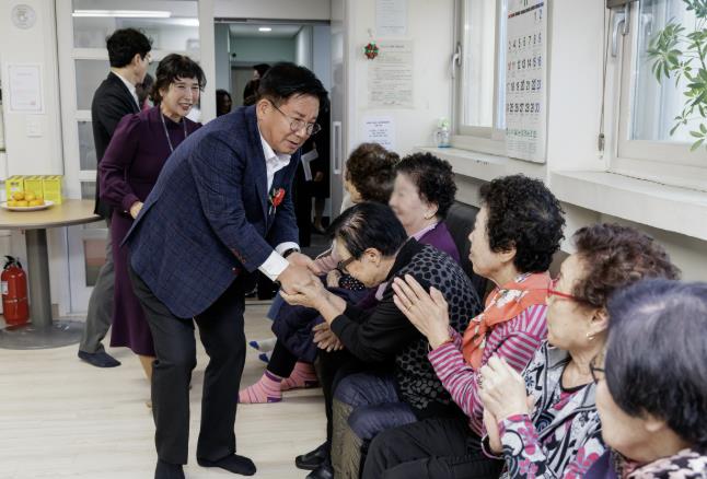 합정경로당에 방문한 박강수 마포구청장이 어르신들께 인사를 드리고 있다