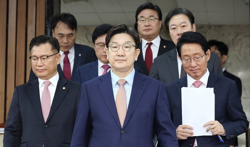 원내대책회의 입장하는 권성동 원내대표(사진=연합뉴스)