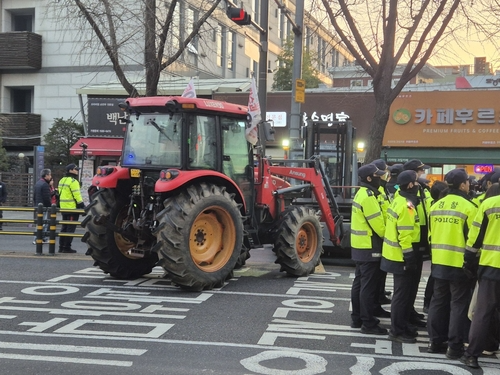 광화문 서십자각 농성장 트랙터 강제 견인에 나선 경찰(사진=연합뉴스)