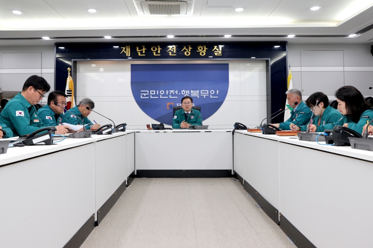 산불대응 긴급대책회의를 주재하고 있는 정현구 부군수