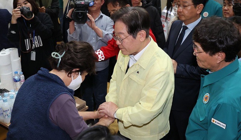 산불 피해 이재민을 위로하는 이재명 대표(사진=연합뉴스)