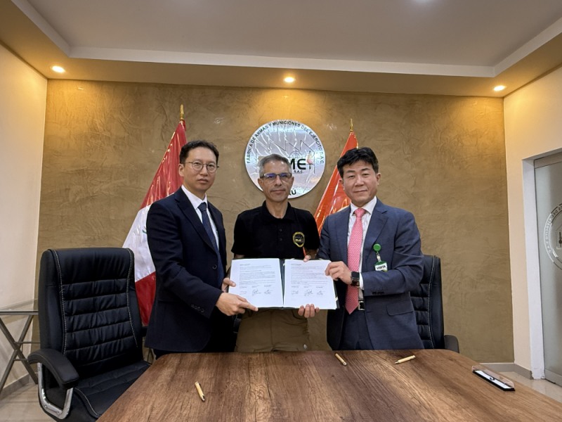 (오른쪽부터) KGM 황기영 대표이사, FAME S.A.C 자파타(Ep Jorge Zapata Vargas) 대표, STX 김성남 본부장.(사진=KGM)