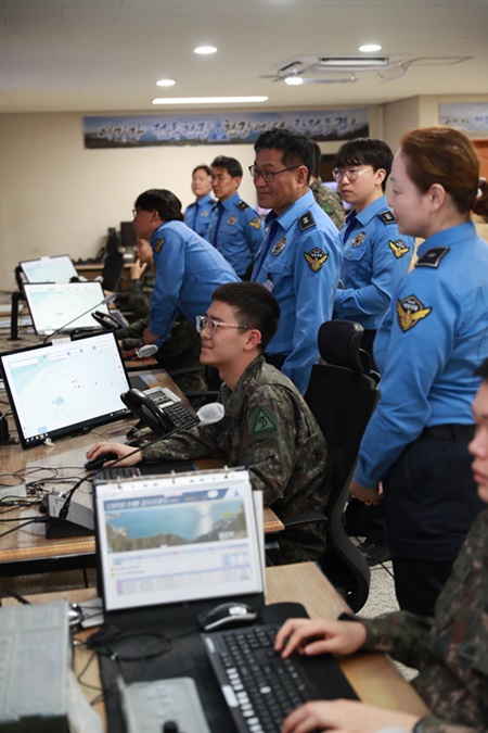 해경이 군부대에서 사용하는 장비에 대해 설명을 듣고 있다.(사진제공=부산해양경찰서)