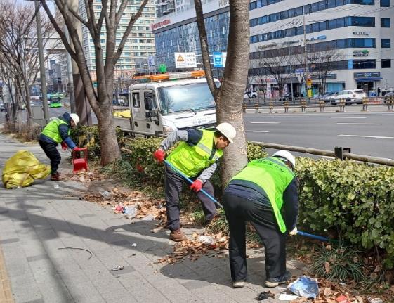 새봄맞이 쾌적한 거리환경 조성을 위해 낙엽청소를 진행하고 있는 모습