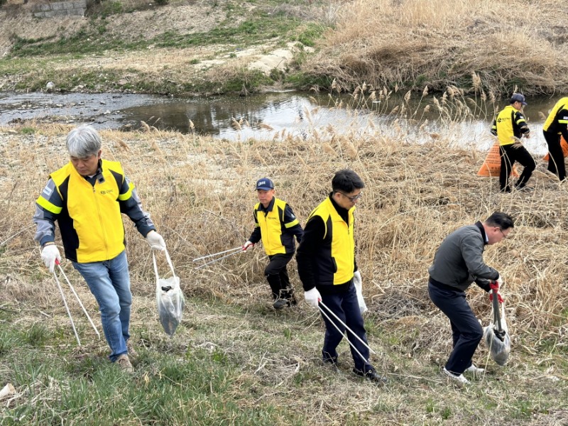 오비맥주 청주공장, ‘세계 물의 날’ 맞아 하천 정화 활동 실시