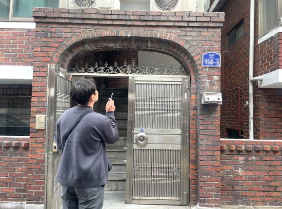 불법 건축물의 현장점검을 하고 있는 모습