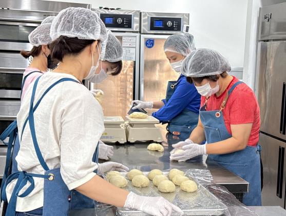 온(溫)식빵 봉사 사업으로 빵을 만드는 모습