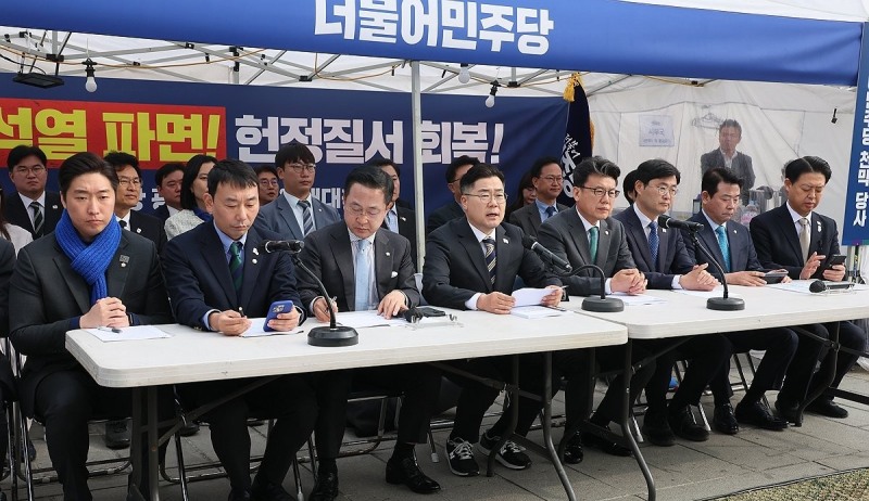 천막당사에서 열린 민주당 원내대책회의(사진=연합뉴스)