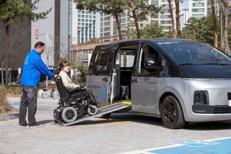 거동이 불편한 승객이 차량의 옆문으로 탑승하는 모습.(사진=현대자동차)