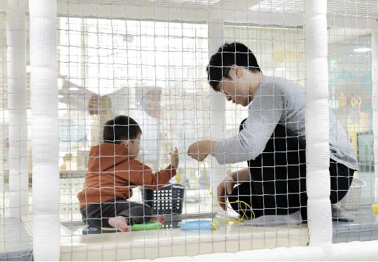 서울형 키즈카페 회기동점에서 즐거운 시간을 보내는 아빠와 아이