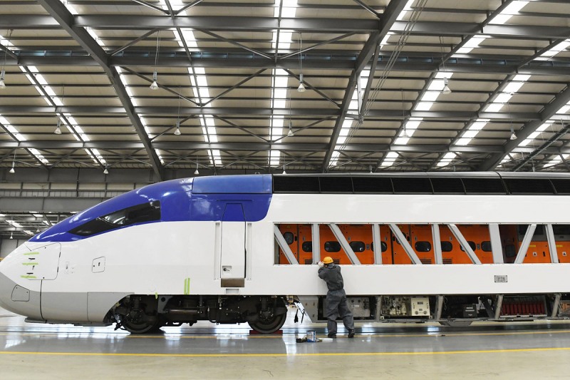 도색을 마친 KTX-산천을 코레일 차량관리원이 점검하고 있다.(사진=코레일)