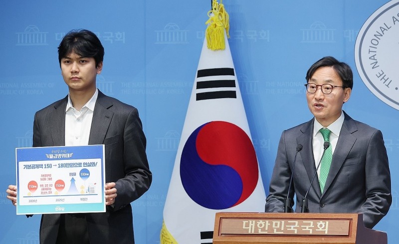 민주당 월급방위대 간사 임광현 의원 기자회견(사진=연합뉴스)