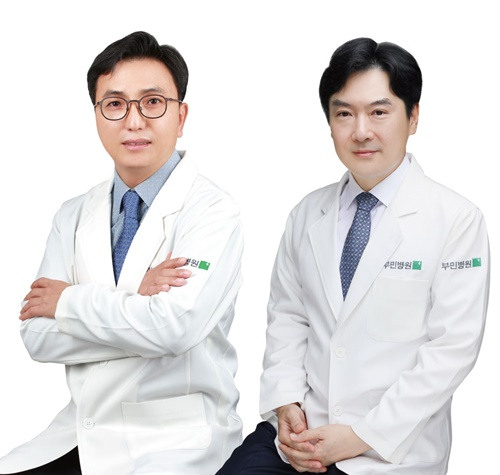 부산부민병원 김형욱 의무부원장, 전웅배 과장.(제공=부산부민병원)