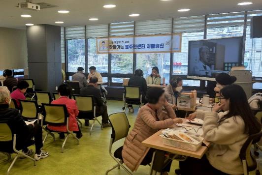 지난 3월 31일 신내1동에서 진행된 치매 조기 검진에 참여한 구민들의 모습