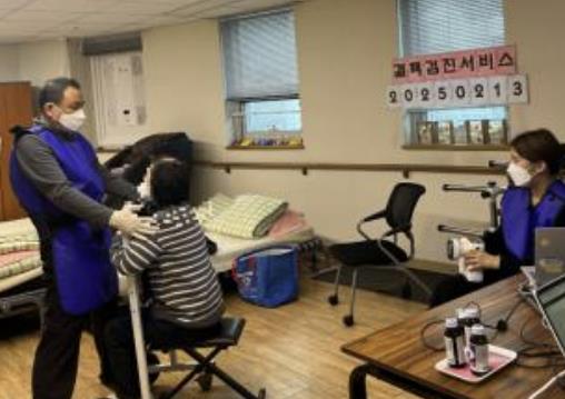 도봉구 지역 어르신들이 결핵 검진을 받고 있다.