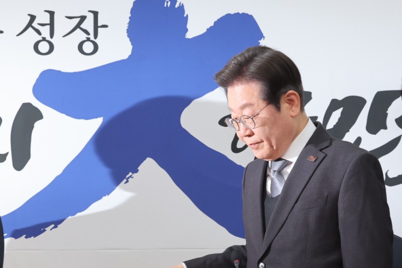 회의장 들어서는 이재명 대표(사진=연합뉴스)