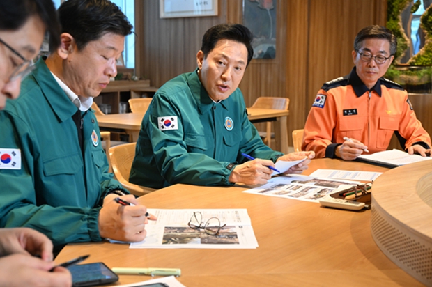오세훈 서울시장이 4일(금) 오전‘탄핵집회 대비 안전대책회의’에 참석해 대비 상황을 점검하고 있다.