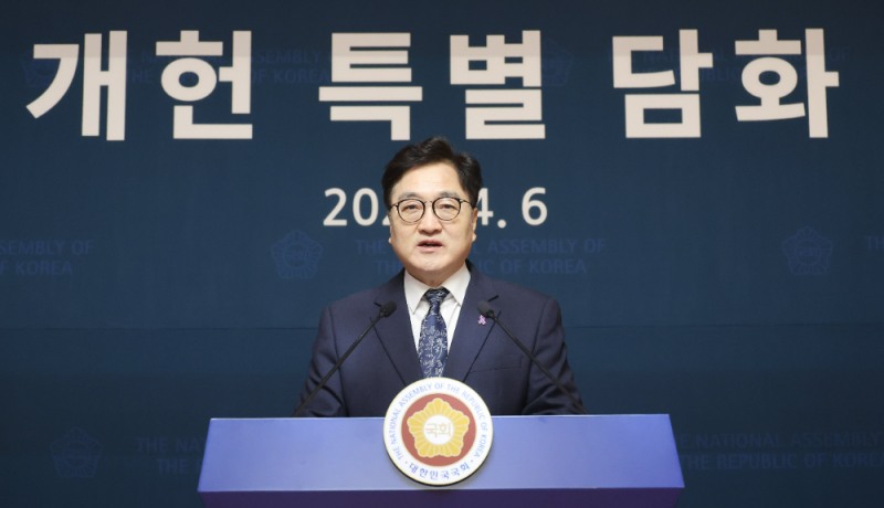 우원식 국회의장이 6일 서울 여의도 국회 사랑재에서 개헌 관련 기자회견을 하고 있다.(사진=연합뉴스)