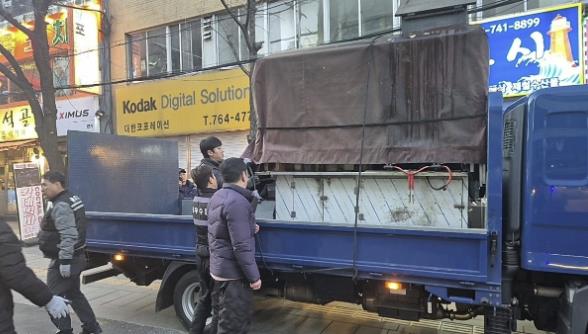 규정 위반 거리가게를 수거하는 종로구 직원들의 모습