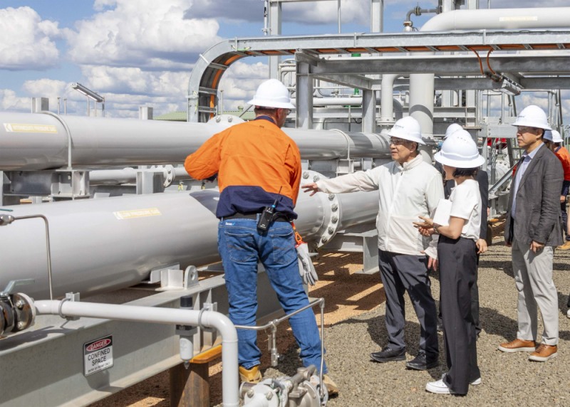 장인화 포스코그룹 회장(왼쪽 두 번째)이 9일 호주 퀸즐랜드주 세넥스에너지 가스전 현장을 찾아 사업을 점검하고 있다.(사진=포스코그룹)