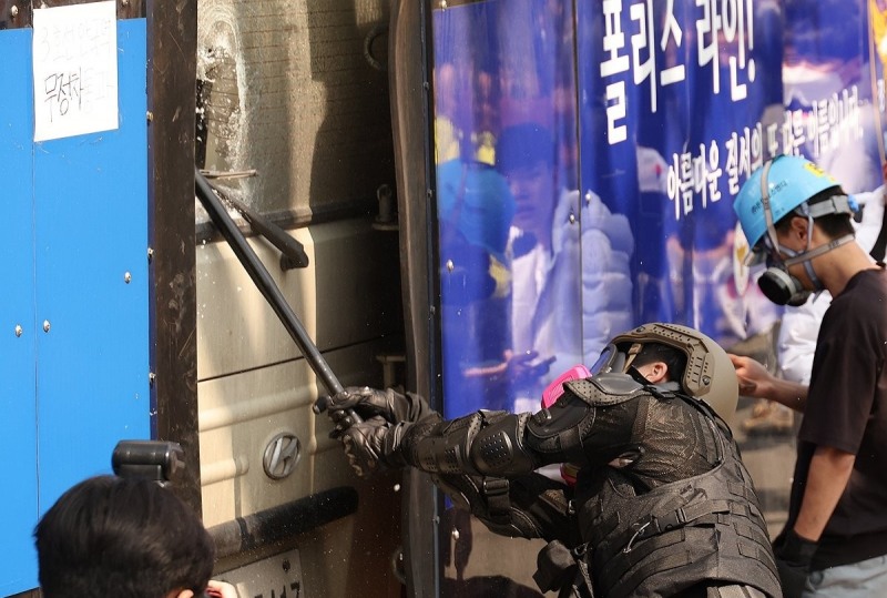 파면 선고에 차량 부수는 윤 대통령 지지자(사진=연합뉴스)