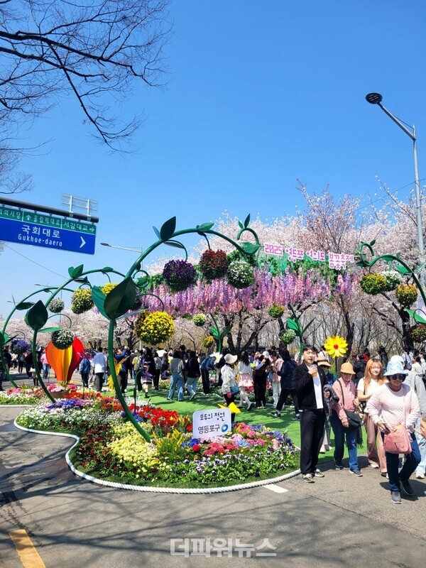 11일서울여의도윤중로에서벚꽃축제가열리고있다./사진=이설아기자
