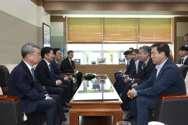 11일 김기성 수협중앙회 대표이사(사진 왼쪽 첫번째)가 강구수협에서 간담회를 가지고 있다.(사진=수협중앙회)