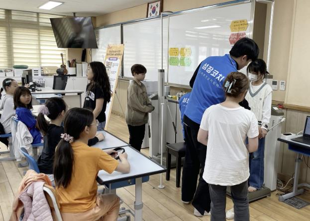 지난 10일 화동초에서 진행된 청소년 신체측정 및 교육 모습.