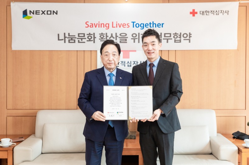 넥슨은 대한적십자사와 나눔문화 확산을 위한 업무협약을 체결했다. 왼쪽부터 대한적십자사 김철수 회장, 넥슨 박정무 사업부사장. 사진=넥슨