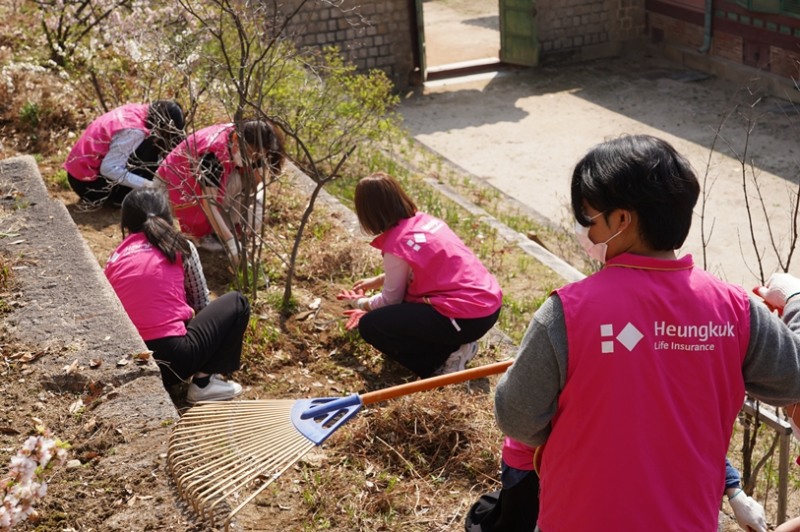 흥국생명 임직원, 창덕궁 지킴이 봉사 실시
