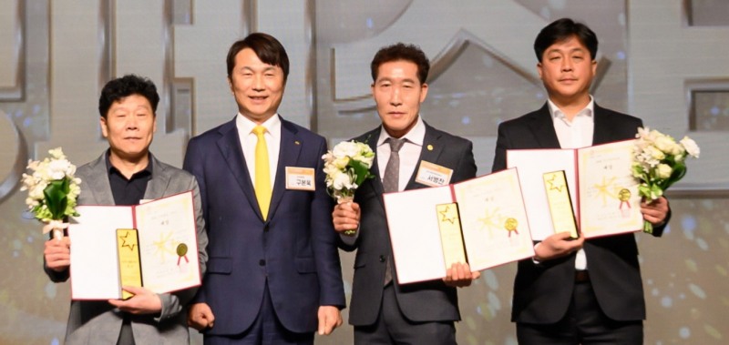 지난 11일 서울 서초구 JW메리어트 호텔 서울 그랜드볼룸에서 열린 ‘2025 상생 페스티벌’ 행사에서 KB손해보험 구본욱 사장(왼쪽에서 두번째)과 2025 협력업체 연도대상 수상자들이 기념사진을 찍고 있다. 사진=KB손해보험