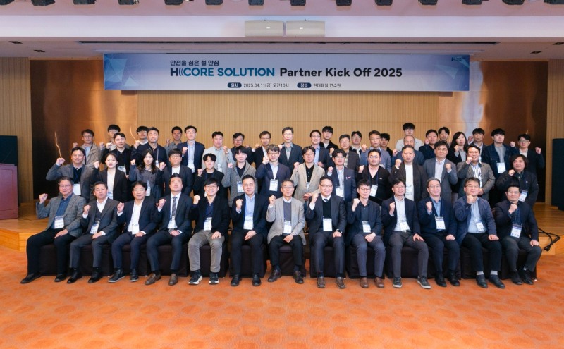 'H CORE SOLUTION Partner Kick Off 2025'의 참석자들이 단체사진을 촬영하며 성공적인 기술 개발을 다짐하고 있다.(사진=현대제철)