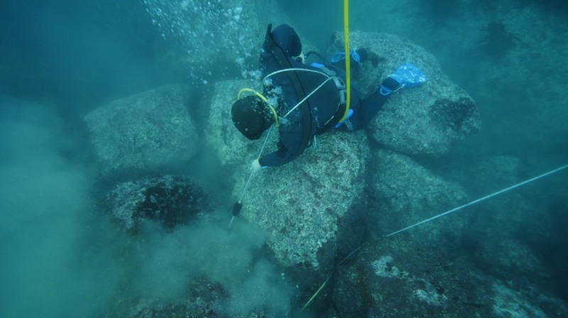 일광읍 동백리 해역 연안에서 해조류 이식을 위한 작업(부착기질 개선)이 진행되고 있다.(사진제공=부산 기장군)