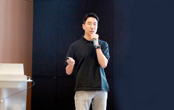 두산로보틱스 김민표 대표가 전 임직원들이 모인 타운홀 미팅 자리에서 회사의 방향성과 비전에 대해 공유하고 있다. 사진=두산로보틱스