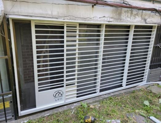 개폐식 방범창이 설치된 지역 내 한 반지하주택