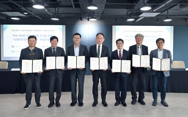 (왼쪽부터) 현대차 정상익 안전기획사업부장, 산업안전상생재단 안경덕 이사장, 고용노동부 김종윤 산업안전보건본부장, 동의대 한수환 총장, 유한대 김현중 총장, 한국교통대 곽윤식 부총장, 원광대 전병훈 부총장.(사진=현대자동차)