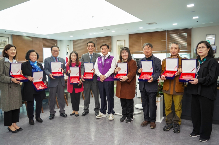 이필형 동대문구청장(사진 가운데)과 우수 기탁자들이 기념촬영을 하고있다.